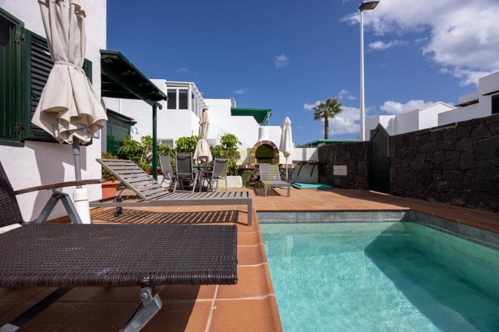 4 bedroom Villa for sale in Puerto del Carmen with pool - € 680,000 (Ref: 9627141)