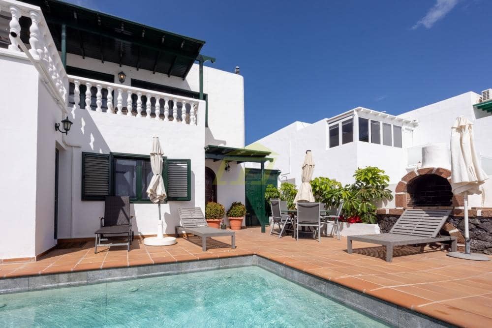 4 bedroom Villa for sale in Puerto del Carmen with pool - € 680,000 (Ref: 9627141)