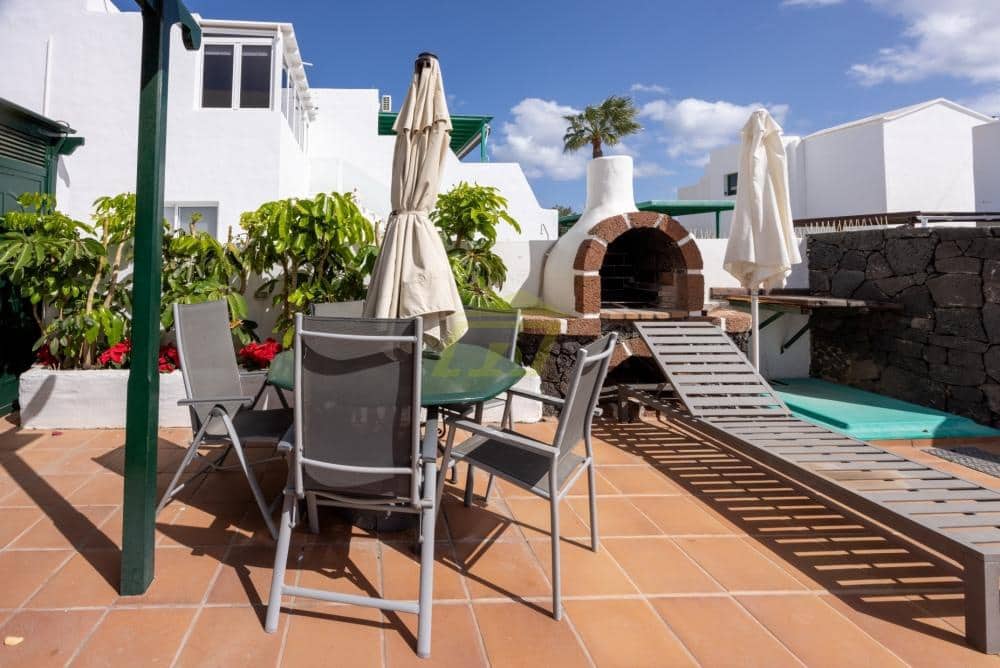 4 bedroom Villa for sale in Puerto del Carmen with pool - € 680,000 (Ref: 9627141)