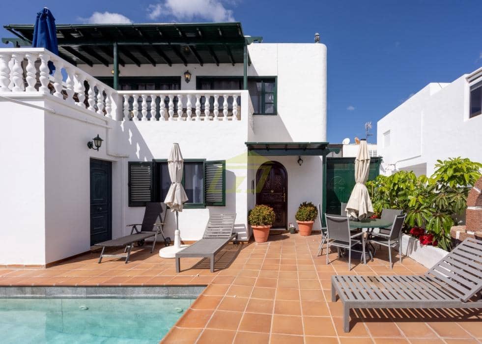 4 bedroom Villa for sale in Puerto del Carmen with pool - € 680,000 (Ref: 9627141)