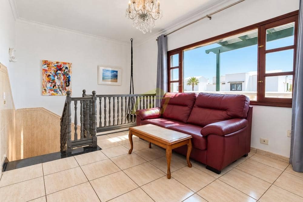 4 bedroom Villa for sale in Puerto del Carmen with pool - € 565,000 (Ref: 9627141)
