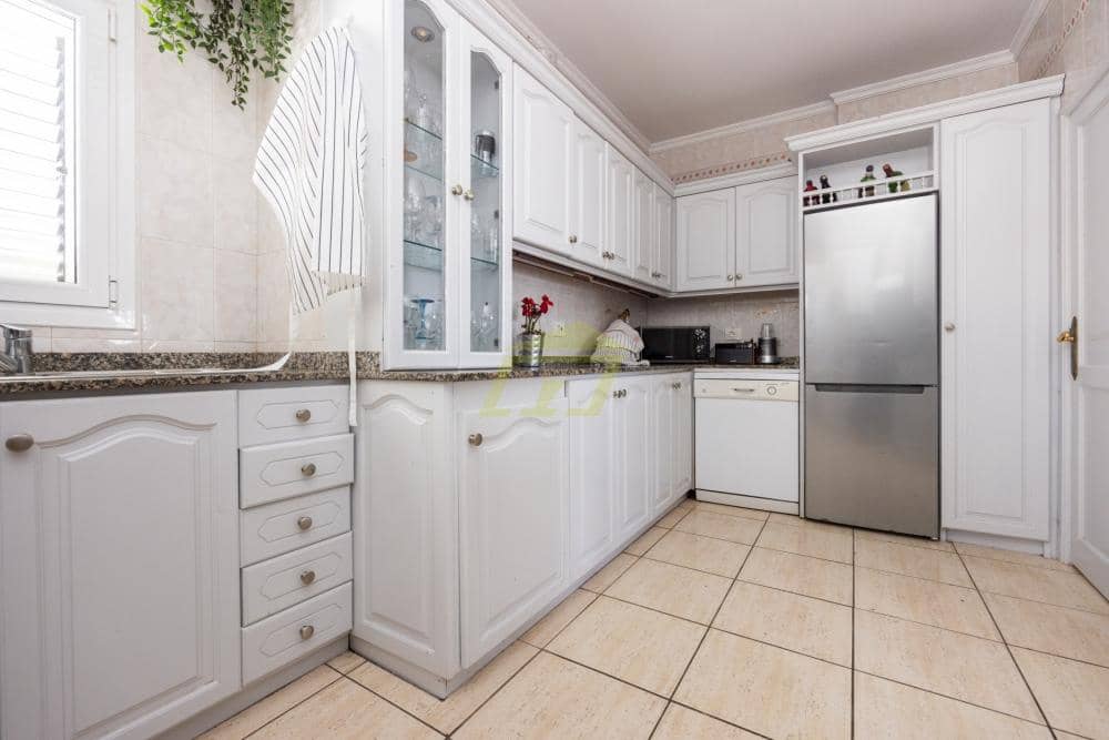 4 bedroom Villa for sale in Puerto del Carmen with pool - € 565,000 (Ref: 9627141)