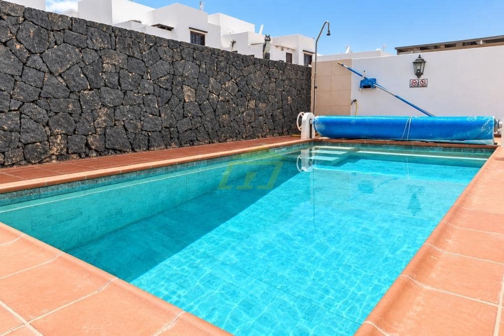 4 bedroom Villa for sale in Puerto del Carmen with pool - € 565,000 (Ref: 9627141)