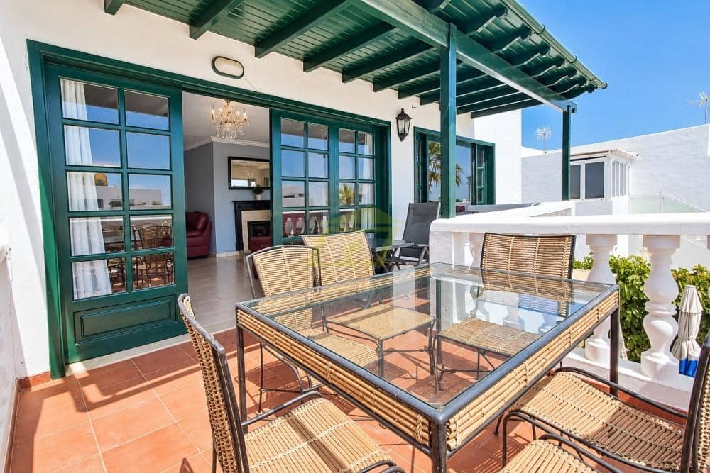 4 bedroom Villa for sale in Puerto del Carmen with pool - € 565,000 (Ref: 9627141)