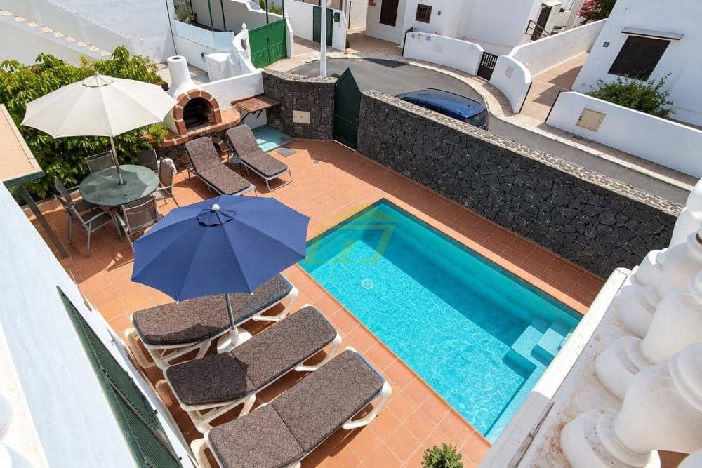 4 bedroom Villa for sale in Puerto del Carmen with pool - € 565,000 (Ref: 9627141)