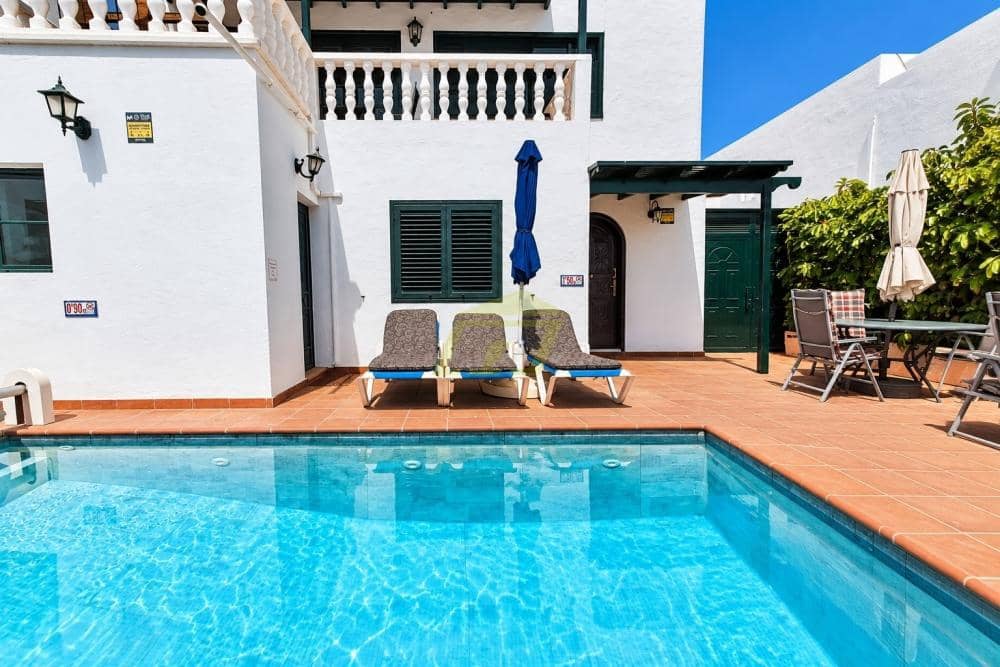 4 bedroom Villa for sale in Puerto del Carmen with pool - € 565,000 (Ref: 9627141)