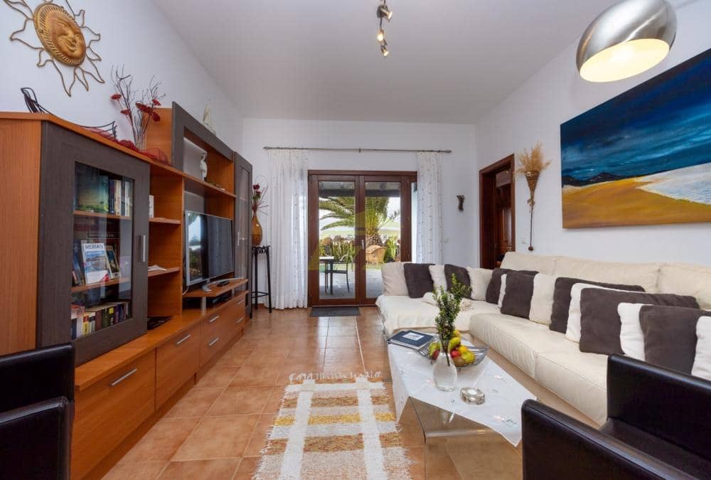 3 bedroom Villa for sale in Playa Blanca with pool - € 535,000 (Ref: 9629540)