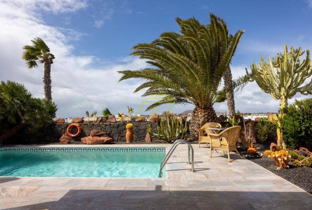 3 bedroom Villa for sale in Playa Blanca with pool - € 535,000 (Ref: 9629540)