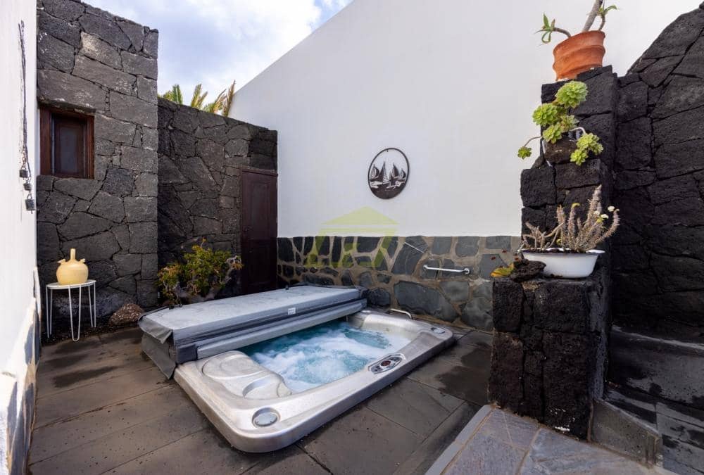 3 bedroom Villa for sale in Playa Blanca with pool - € 535,000 (Ref: 9629540)