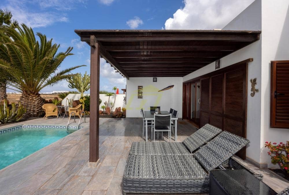 3 bedroom Villa for sale in Playa Blanca with pool - € 535,000 (Ref: 9629540)