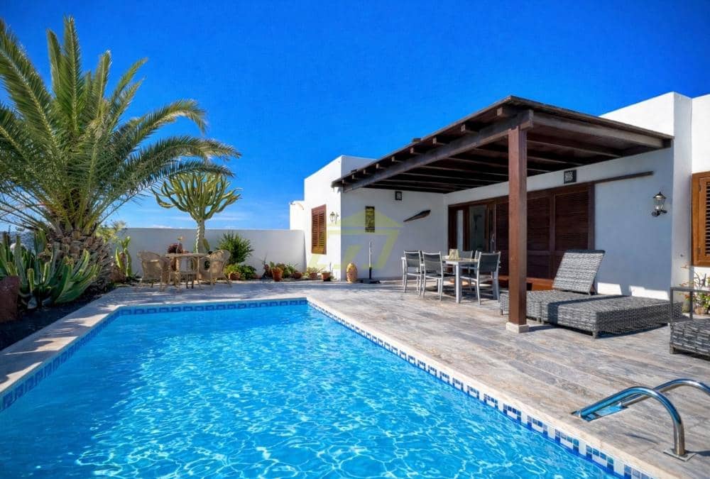 3 bedroom Villa for sale in Playa Blanca with pool - € 535,000 (Ref: 9629540)