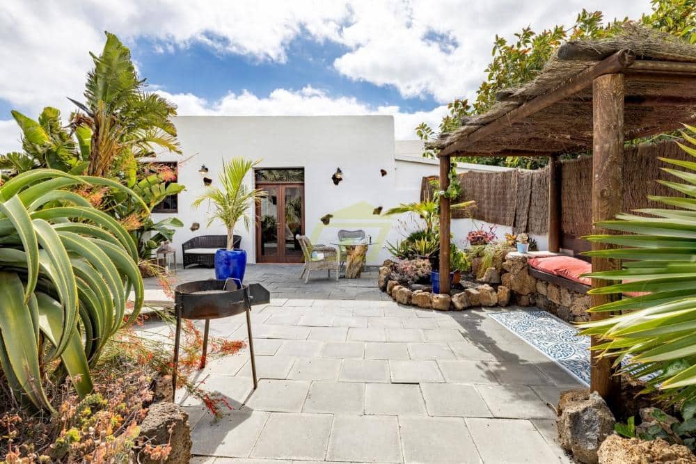 Chalet de 4 habitaciones en Guatiza en venta - 675.000 € (Ref: 9629541)