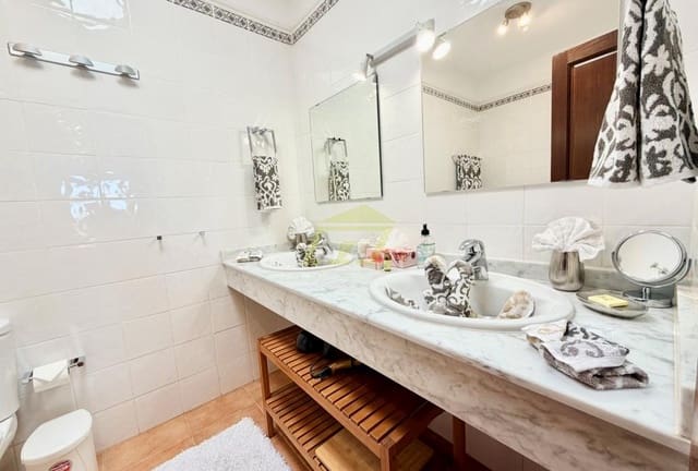 3 slaapkamer Villa te koop in Playa Blanca, Yaiza met zwembad - € 475.000 (Ref: 9629542)