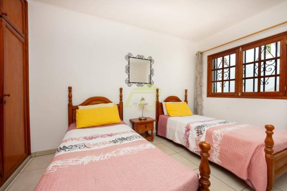 2 bedroom Apartment for sale in Puerto del Carmen with pool - € 315,000 (Ref: 9633729)