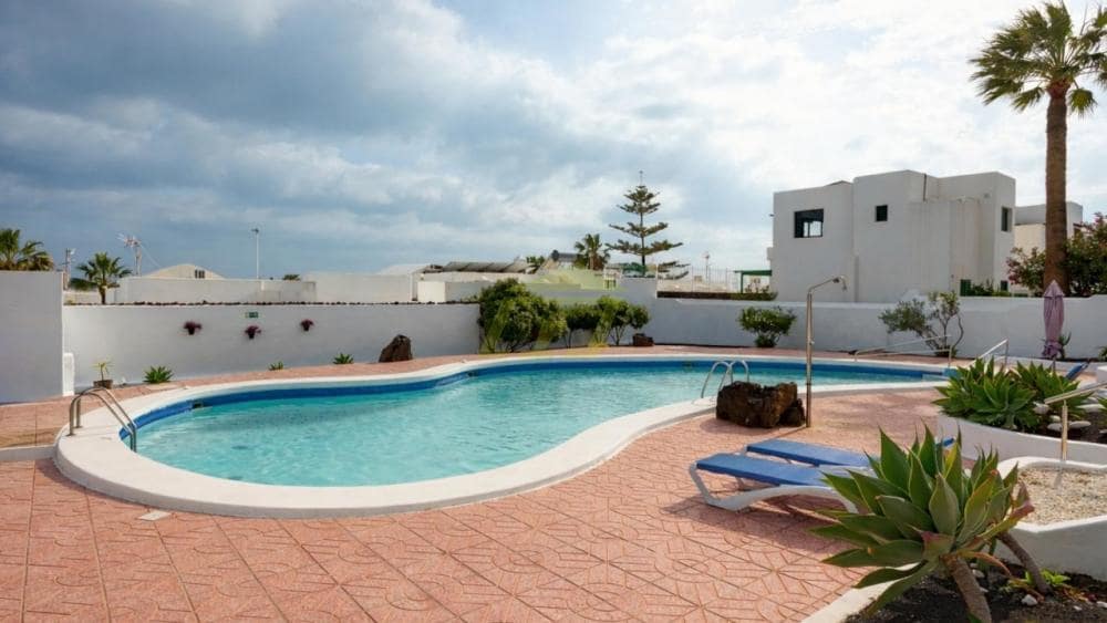 2 bedroom Apartment for sale in Puerto del Carmen with pool - € 315,000 (Ref: 9633729)