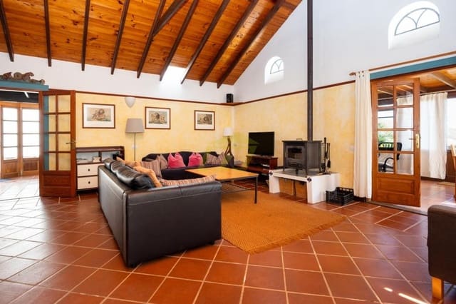 3 soveværelse Bungalow til salg i Tabayesco, Haría med swimmingpool garage - € 680.000 (Ref: 9636294)