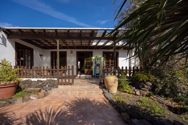 3 soveværelse Bungalow til salg i Tabayesco, Haría med swimmingpool garage - € 680.000 (Ref: 9636294)