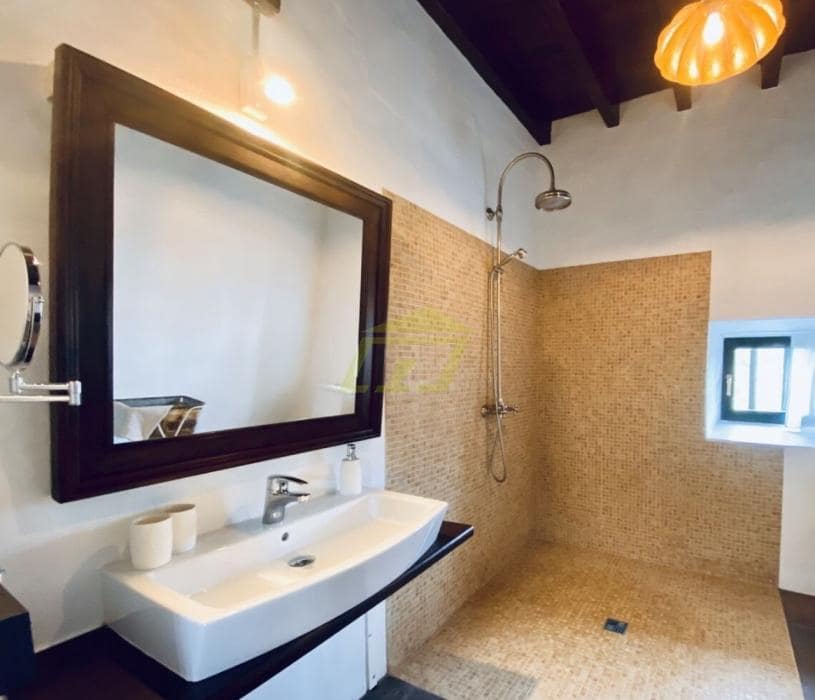 7 soveværelse Hotel til salg i Uga med swimmingpool - € 3.600.000 (Ref: 9636295)