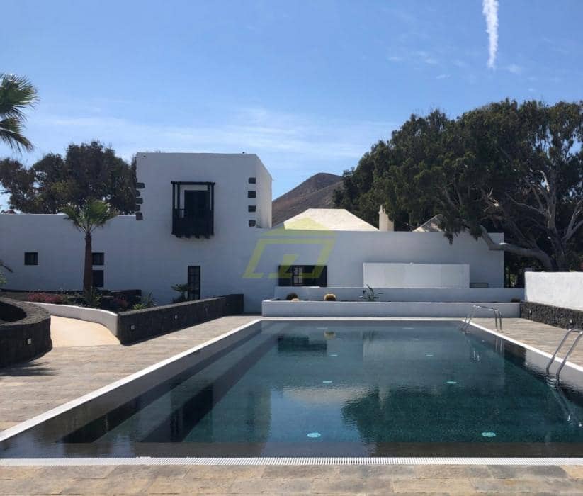 7 soveværelse Hotel til salg i Uga med swimmingpool - € 3.600.000 (Ref: 9636295)