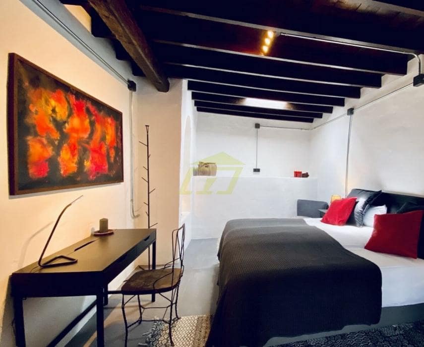 7 soveværelse Hotel til salg i Uga med swimmingpool - € 3.600.000 (Ref: 9636295)