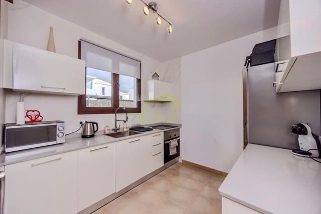 Chalet de 3 habitaciones en Playa Blanca, Yaiza en venta con piscina - 450.000 € (Ref: 9636296)