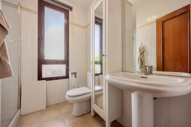 Chalet de 3 habitaciones en Playa Blanca, Yaiza en venta con piscina - 450.000 € (Ref: 9636296)