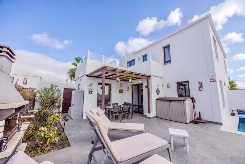 Chalet de 3 habitaciones en Playa Blanca en venta con piscina - 450.000 € (Ref: 9636296)