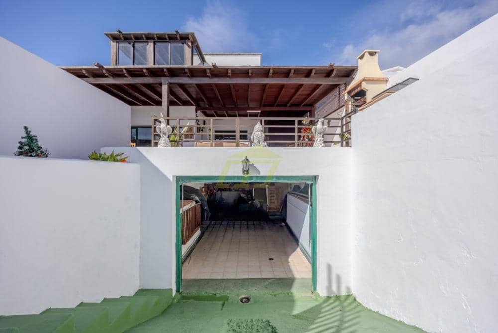 4 slaapkamer Villa te koop in Los Cocoteros met garage - € 460.000 (Ref: 9665783)