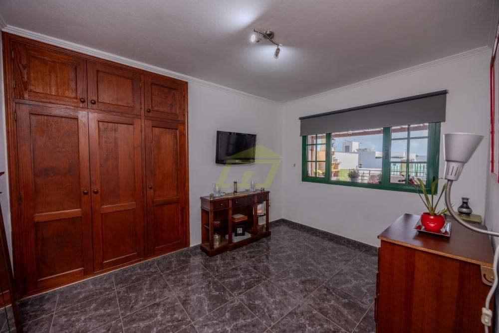 4 slaapkamer Villa te koop in Los Cocoteros met garage - € 460.000 (Ref: 9665783)