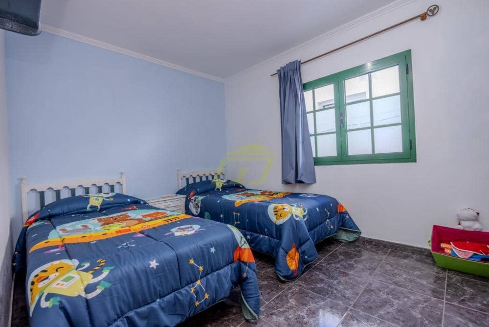 4 slaapkamer Villa te koop in Los Cocoteros met garage - € 460.000 (Ref: 9665783)