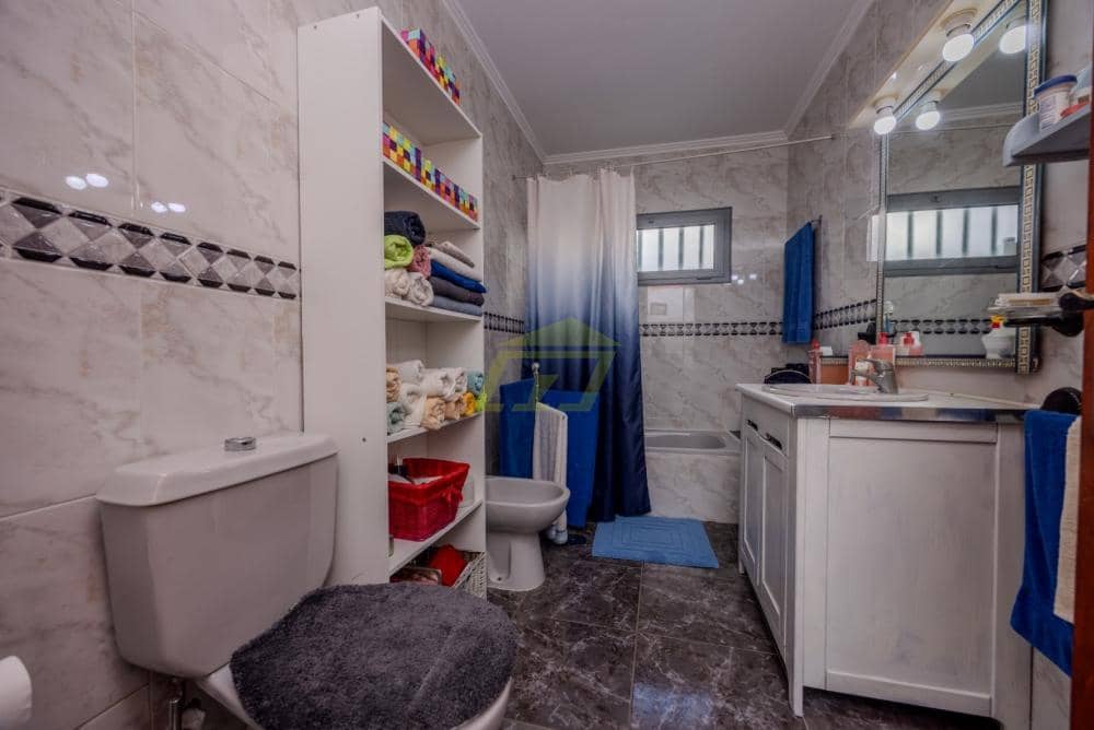 4 slaapkamer Villa te koop in Los Cocoteros met garage - € 460.000 (Ref: 9665783)