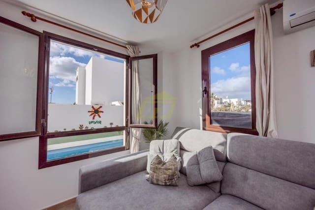 3 makuuhuone Huvila myytävänä paikassa Playa Blanca, Yaiza mukana uima-altaan - 440 000 € (Ref: 9669877)