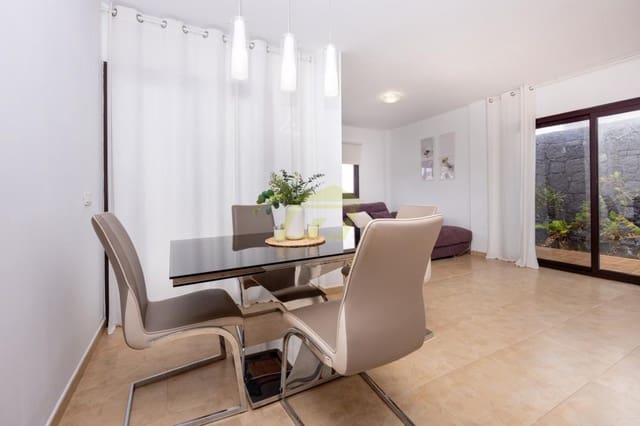 3 quarto Moradia para venda em Uga, Yaiza com piscina - 475 000 € (Ref: 9685976)