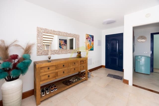 3 soveværelse Lejlighed til salg i Puerto Calero, Yaiza med swimmingpool - € 799.000 (Ref: 9697996)