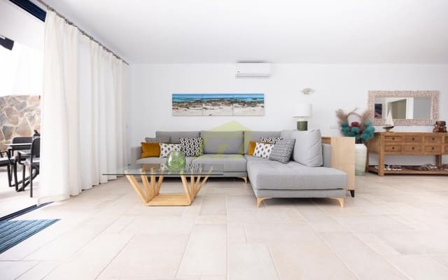 3 soveværelse Lejlighed til salg i Puerto Calero, Yaiza med swimmingpool - € 799.000 (Ref: 9697996)