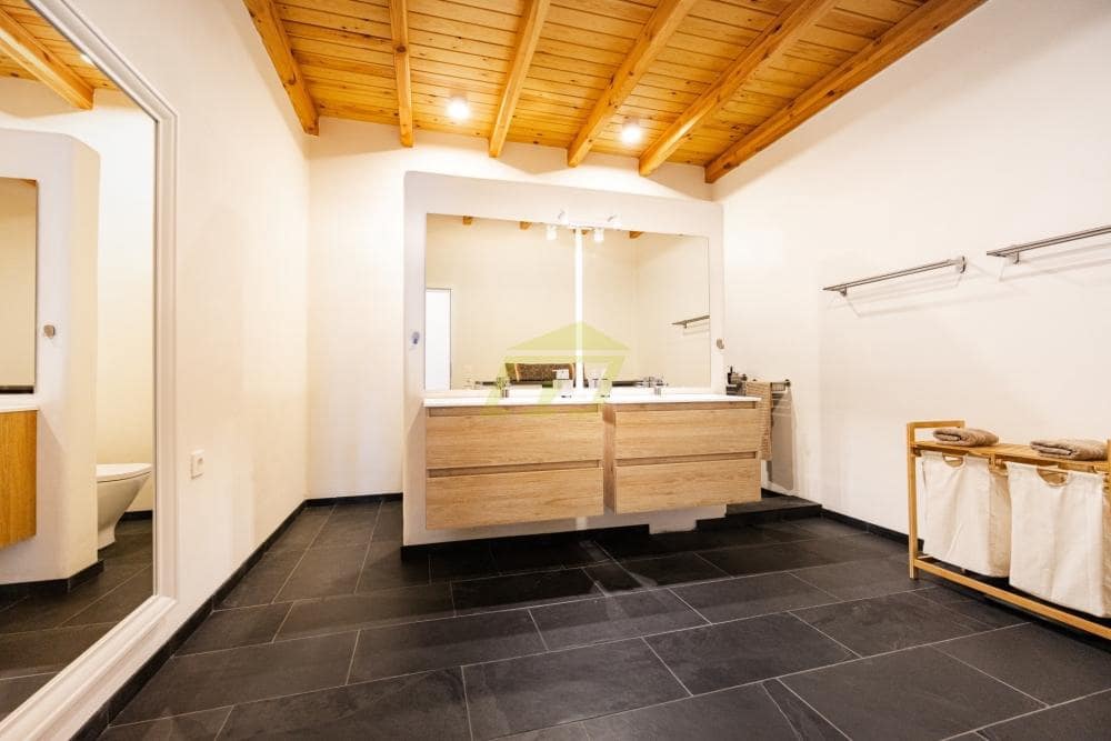 3 bedroom Villa for sale in Costa Teguise - € 738,000 (Ref: 9710981)