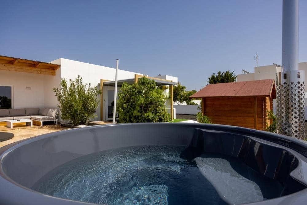 3 bedroom Villa for sale in Costa Teguise - € 738,000 (Ref: 9710981)