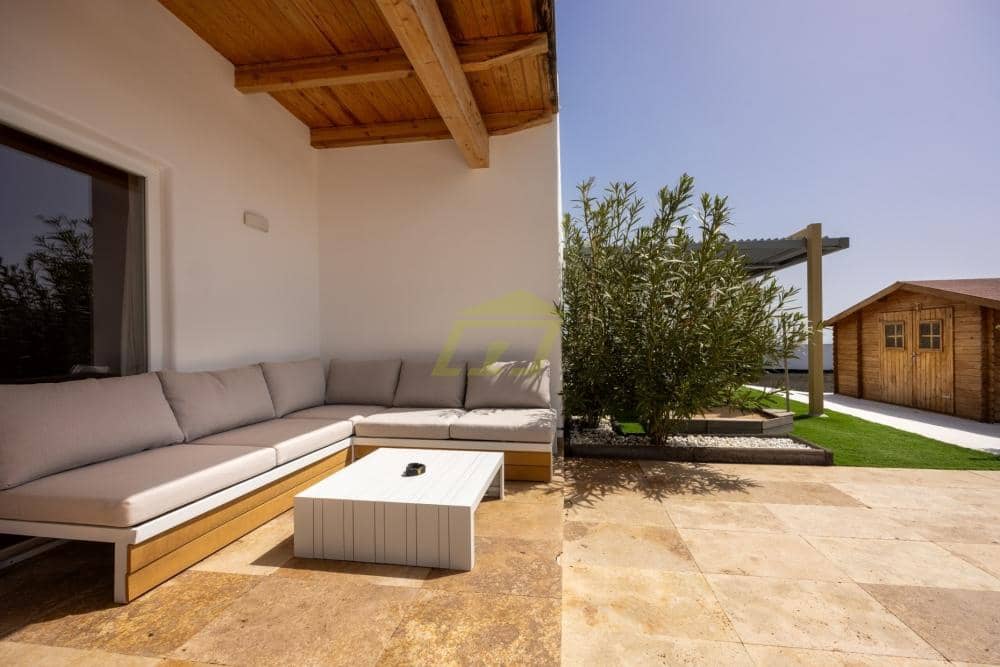 3 bedroom Villa for sale in Costa Teguise - € 738,000 (Ref: 9710981)