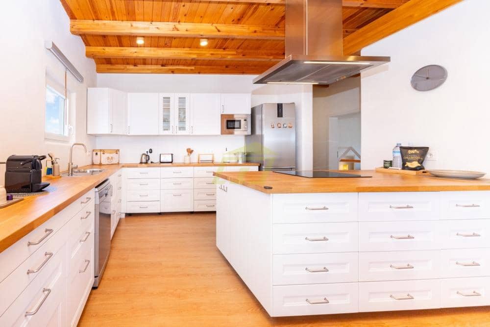 3 bedroom Villa for sale in Costa Teguise - € 738,000 (Ref: 9710981)