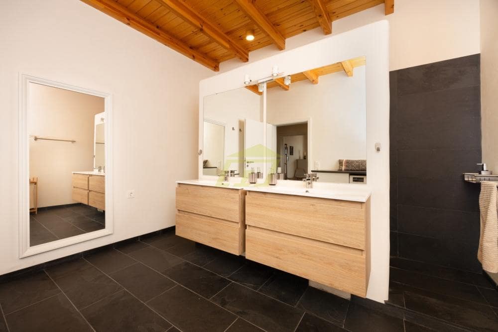 3 bedroom Villa for sale in Costa Teguise - € 738,000 (Ref: 9710981)