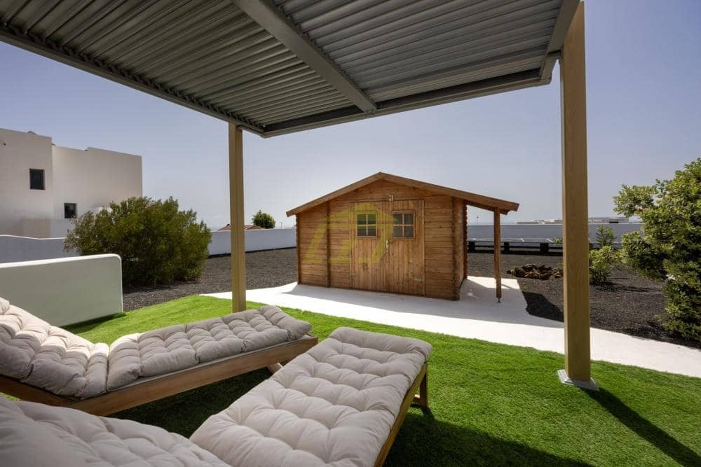 3 bedroom Villa for sale in Costa Teguise - € 738,000 (Ref: 9710981)