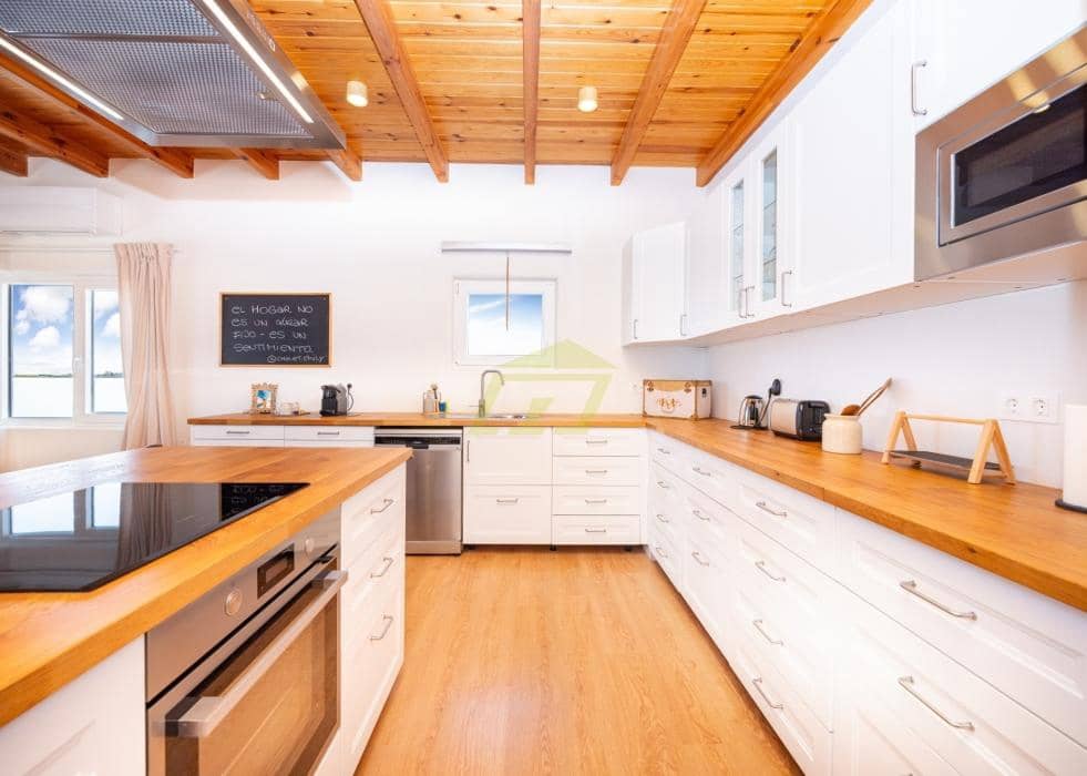 3 bedroom Villa for sale in Costa Teguise - € 738,000 (Ref: 9710981)