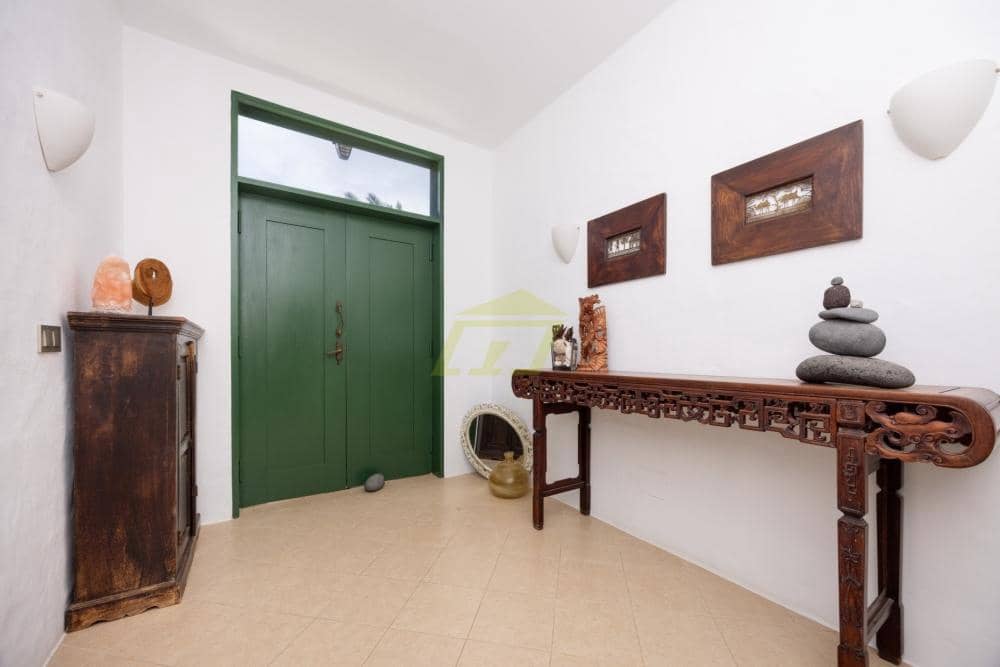 5 bedroom Bungalow for sale in Costa Teguise with pool - € 847,000 (Ref: 9714443)