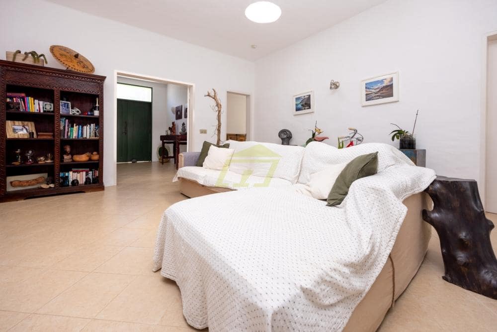 5 bedroom Bungalow for sale in Costa Teguise with pool - € 847,000 (Ref: 9714443)