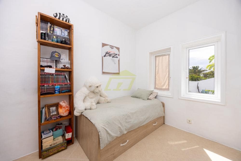 5 bedroom Bungalow for sale in Costa Teguise with pool - € 847,000 (Ref: 9714443)