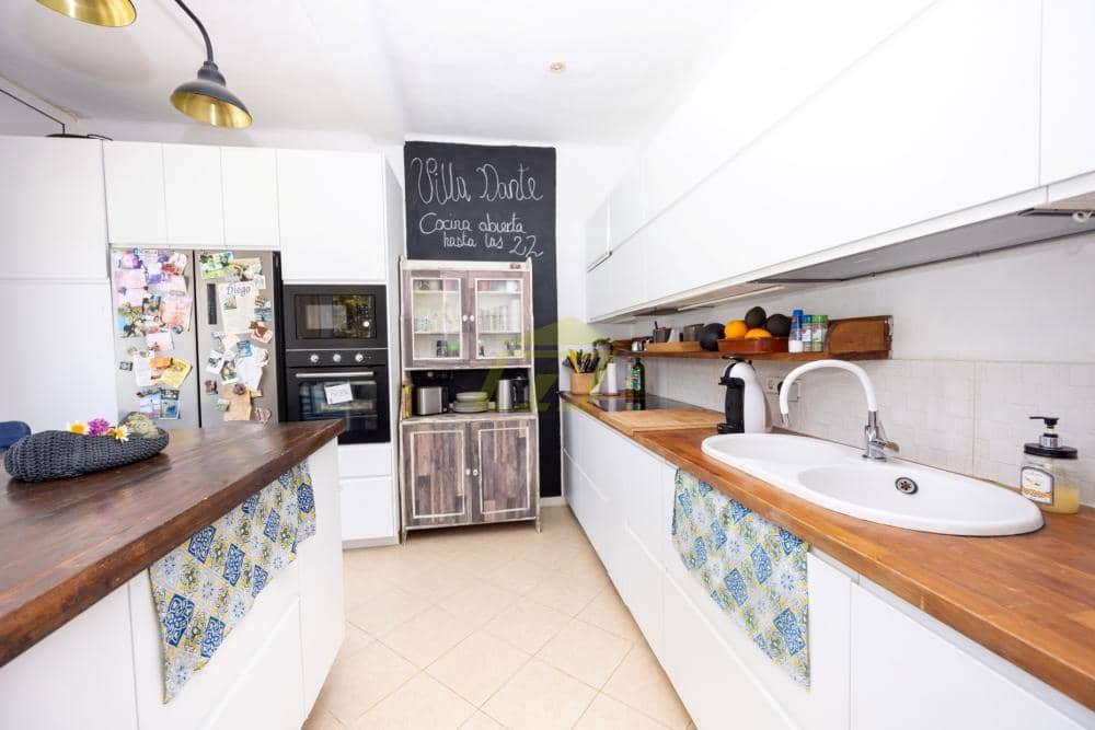 5 bedroom Bungalow for sale in Costa Teguise with pool - € 847,000 (Ref: 9714443)