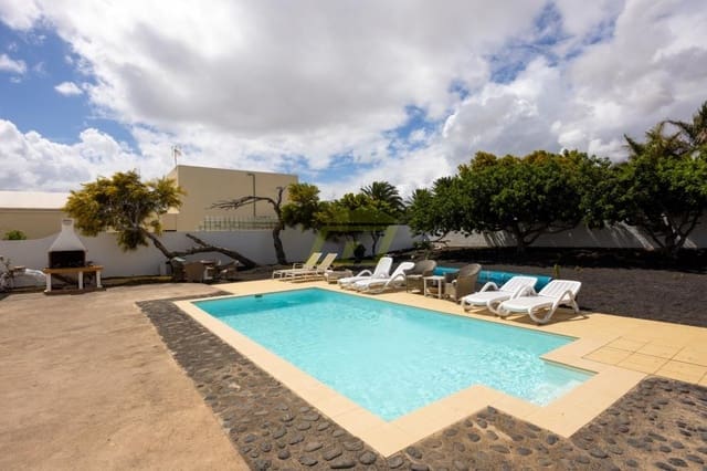 5 quarto Bungalow para venda em Costa Teguise, Teguise com piscina - 847 000 € (Ref: 9714443)