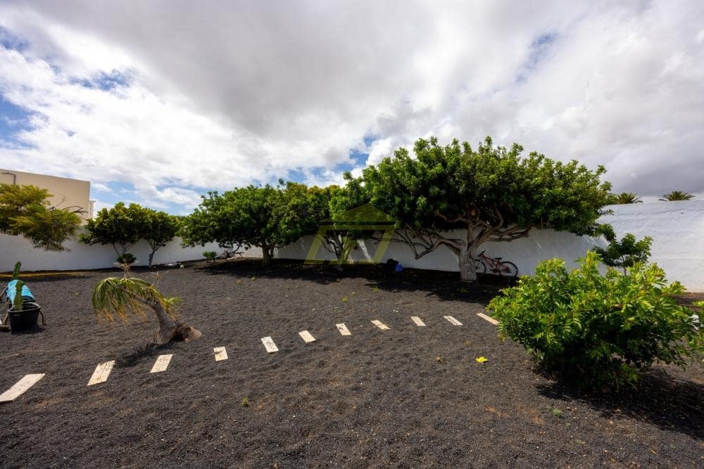 5 bedroom Bungalow for sale in Costa Teguise with pool - € 847,000 (Ref: 9714443)