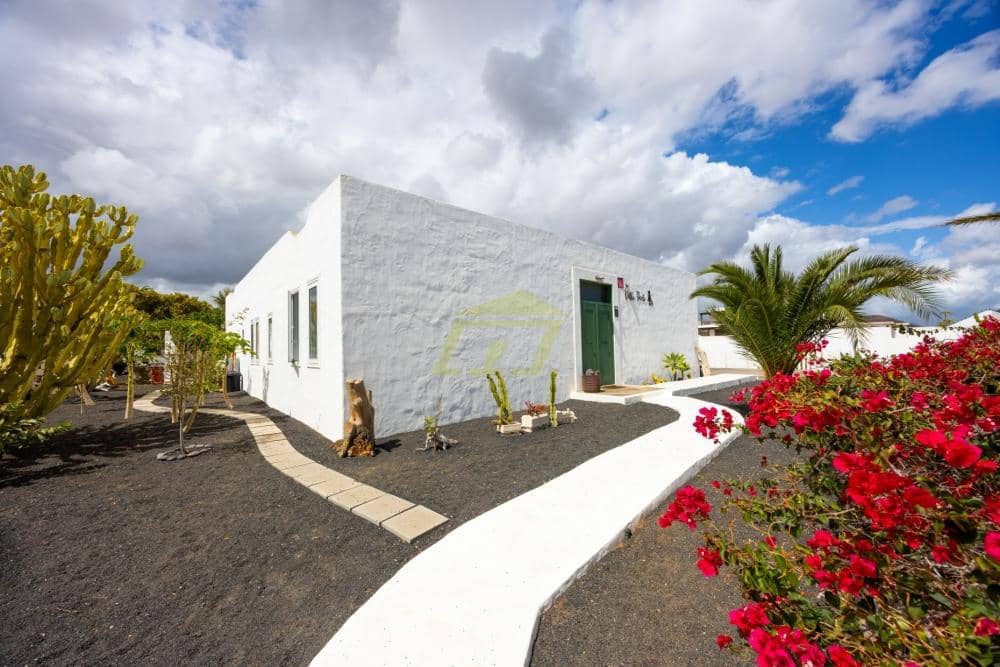 5 bedroom Bungalow for sale in Costa Teguise with pool - € 847,000 (Ref: 9714443)