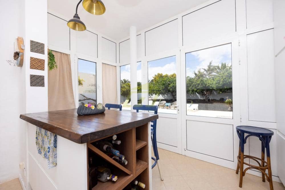 5 bedroom Bungalow for sale in Costa Teguise with pool - € 847,000 (Ref: 9714443)